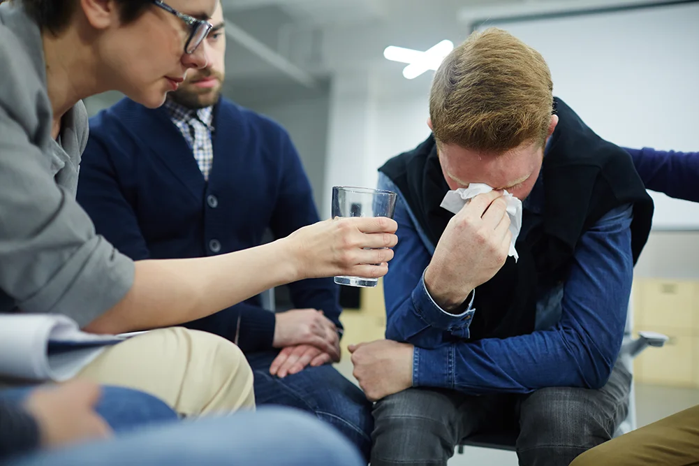 En este momento estás viendo Así se manifiestan los primeros síntomas de alcoholismo